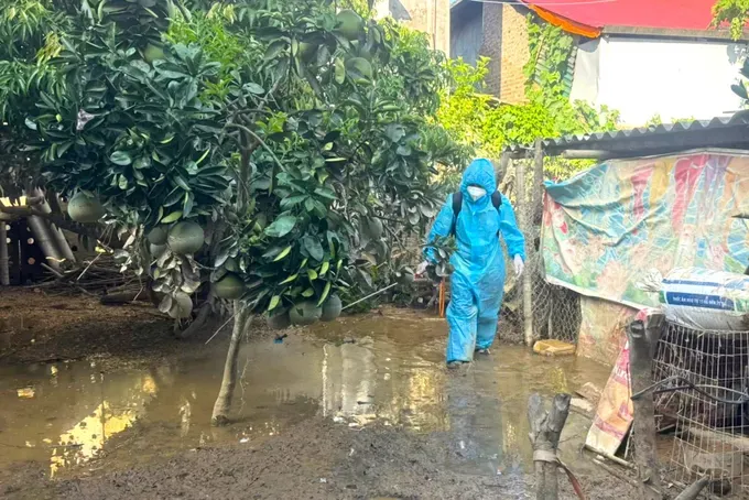A health worker spray chemical to disinfect the environment for post-storm disease prevention luc-luong-y-te-phun-hoa-chat-khu-khuan-tai-khu-dan-cu-sau-lu-lut-9595-8824.jpg