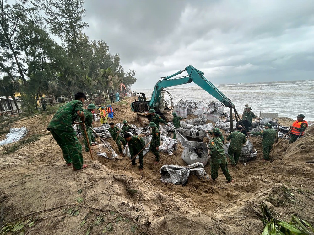 Authorities and people join hands to build temporary embankments to reinforce the coast of Hoi An dyke.jpg