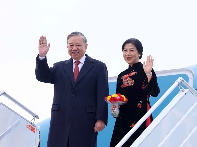 Party General Secretary To Lam and his spouse (Photo: VNA) lam-2.jpg