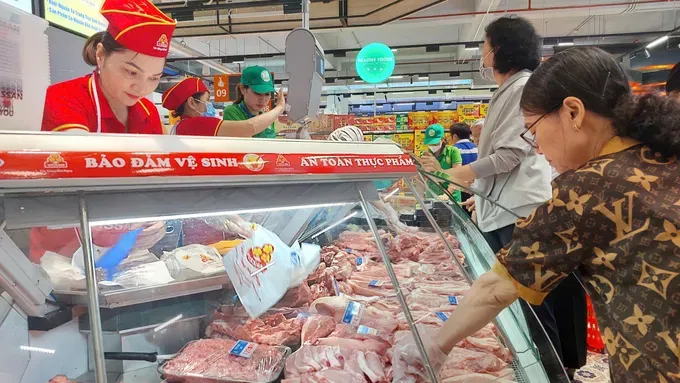 Customers buy pork at a supermarket in Ho Chi Minh City o5b-3260-7215.jpg