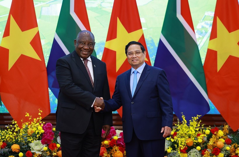 Prime Minister Pham Minh Chinh (right) meets with South African President Matamela Cyril Ramaphosa on October 23, 2025 in Hanoi. (Photo: VNA) Chinh.jpg