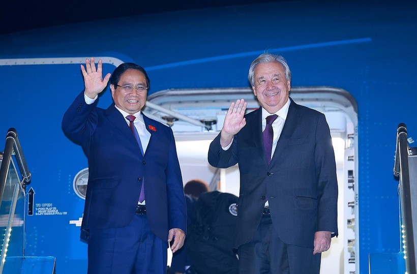 Prime Minister Pham Minh Chinh (L) and United Nations Secretary-General Antonio Guterres on October 25 evening board the same aircraft bound for Kuala Lumpur, Malaysia, to attend the 47th ASEAN Summit and related meetings. (Photo: VNA) pm-departs-for-malaysia-to-attend-47th-asean-summit.jpg