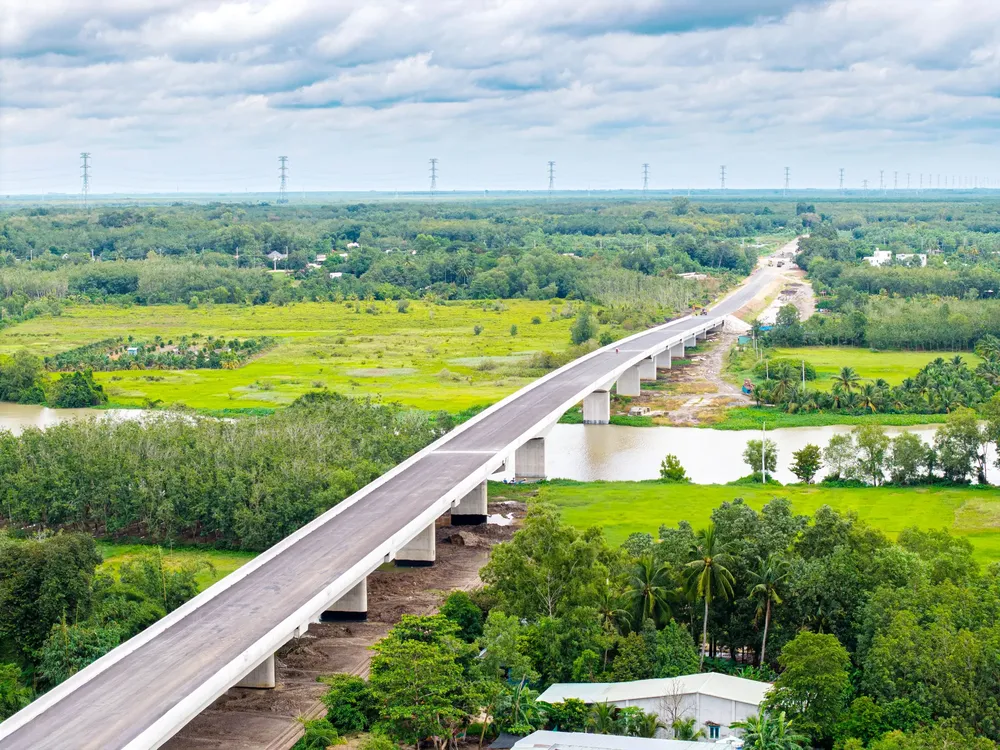 Thanh An Bridge is more than 600m long, spanning the Saigon River. ps2-1182-4905.jpg