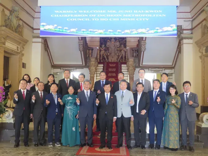 HCMC leaders and delegates from the Incheon City Council img-20251027-130204-4538-4477.jpg