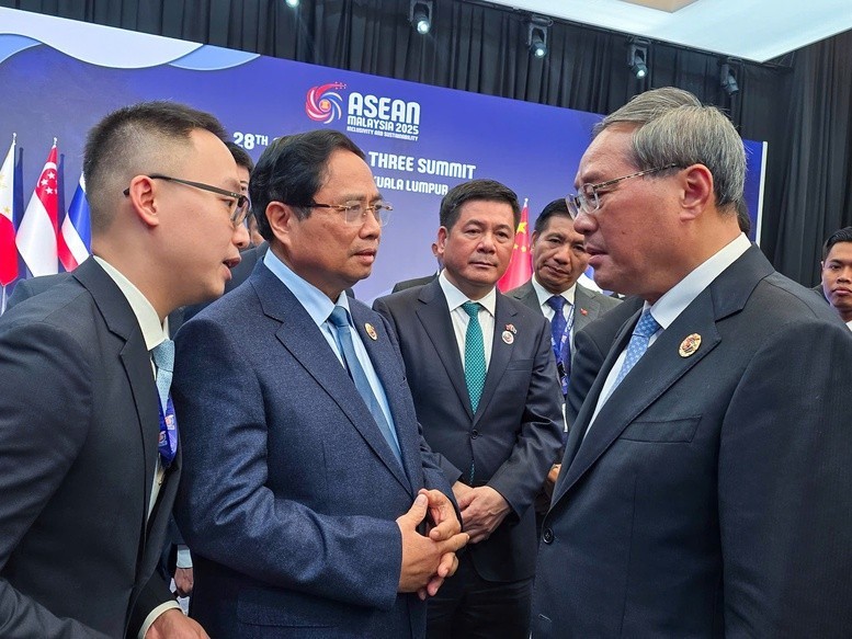 Vietnamese Prime Minister Pham Minh Chinh (second, left) meets with Chinese Premier Li Qiang (R) on the sidelines of the 47th ASEAN Summit and Related Summits. (Photo: Vietnamese Ministry of Foreign Affairs) pham-minh-chinh-2.jpg