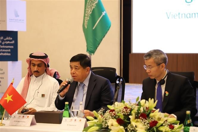 Deputy Prime Minister Nguyen Chi Dung speaks at the Vietnam–Saudi Arabia investment roundtable in Riyadh on October 27. (Photo: VNA) vna-potal-pho-thu-tuong-nguyen-chi-dung-chu-tri-toa-dam-dau-tu-viet-nam-a-rap-xe-ut-8368177.jpg