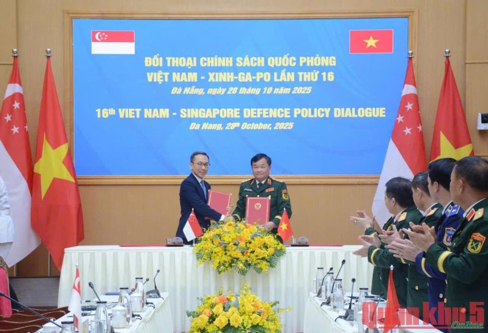 Senior Lieutenant General Hoang Xuan Chien (R) and Permanent Secretary Chan Heng Kee of the Ministry of Defense at the 16th Vietnam–Singapore Defense Policy Dialogue a5_2.jpg
