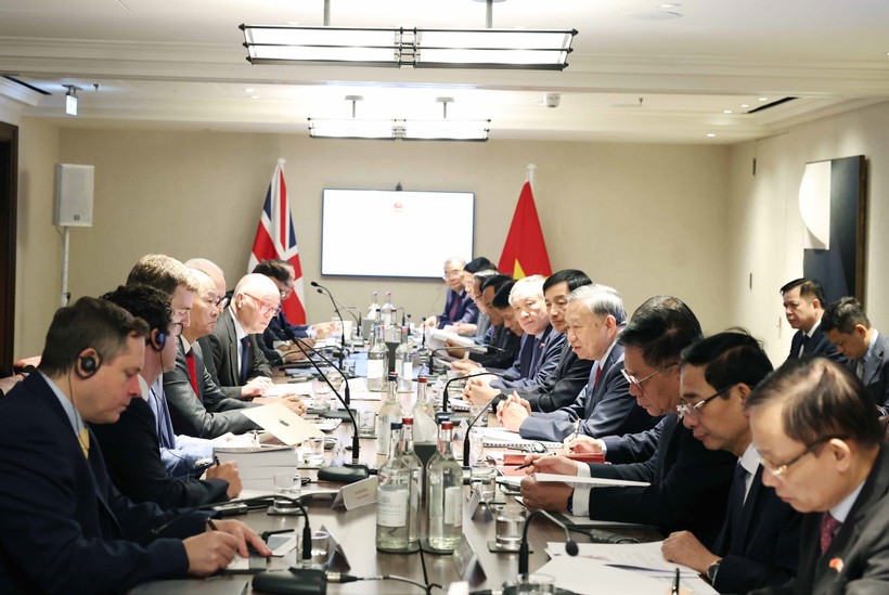 The seminar held in London on October 28 between Party General Secretary To Lam and leading strategists on AI and technology in the UK and the world. (Photo: VNA) to-lam-roundtable-vna.jpg