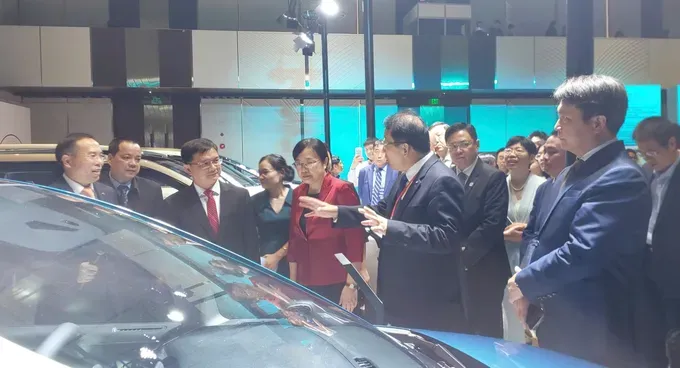 Vice Chairman Nguyen Manh Cuong and delegates find more information about Chinese electric vehicles 73a08f588ae807b65ef9-7810-1532.jpg