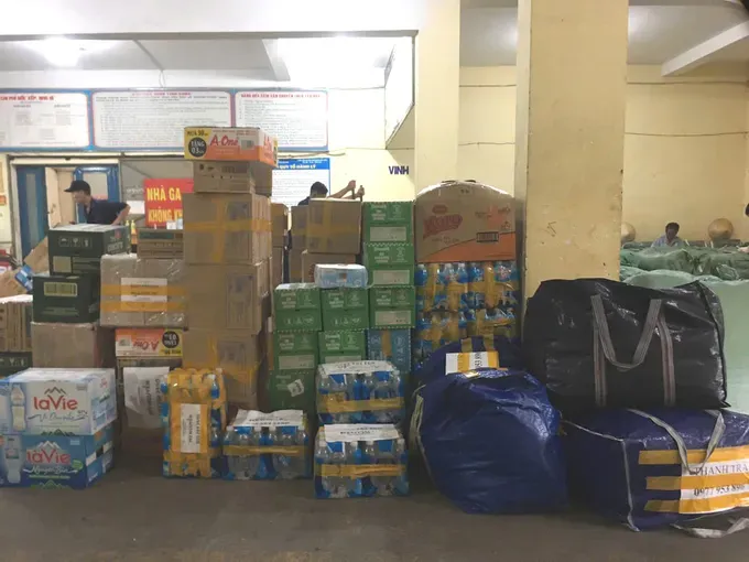 Transport firms announce to receive and transport relief goods free of charge to support people affected by floods in the Central region. 1-9740-4056.jpg