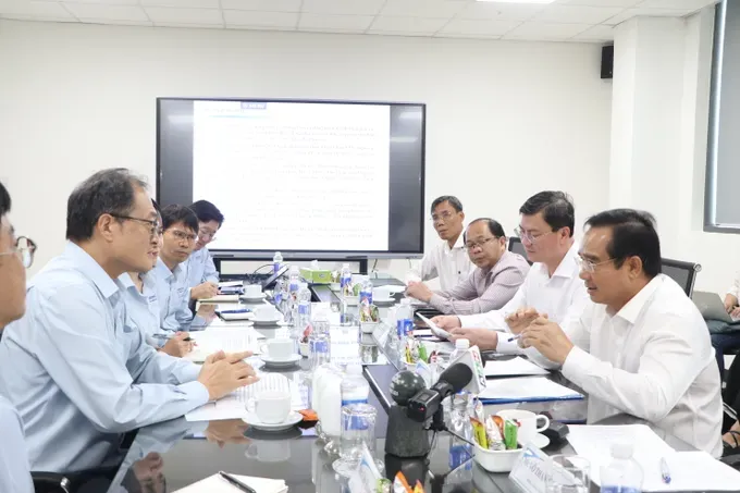 At a meeting between the working delegation of the Ho Chi Minh City People’s Committee and leaders of Hyosung Vina Chemicals Company duoc.jpg