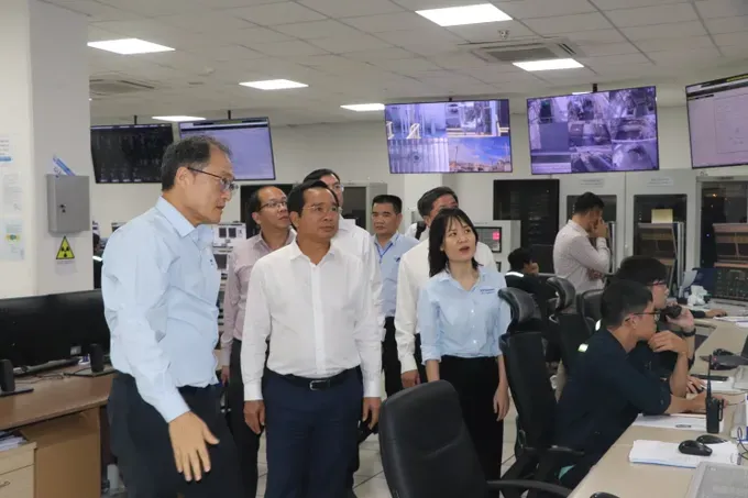 Chairman of Ho Chi Minh City People's Committee Nguyen Van Duoc tours the PP production plant. img-3895-2073-9536.jpg