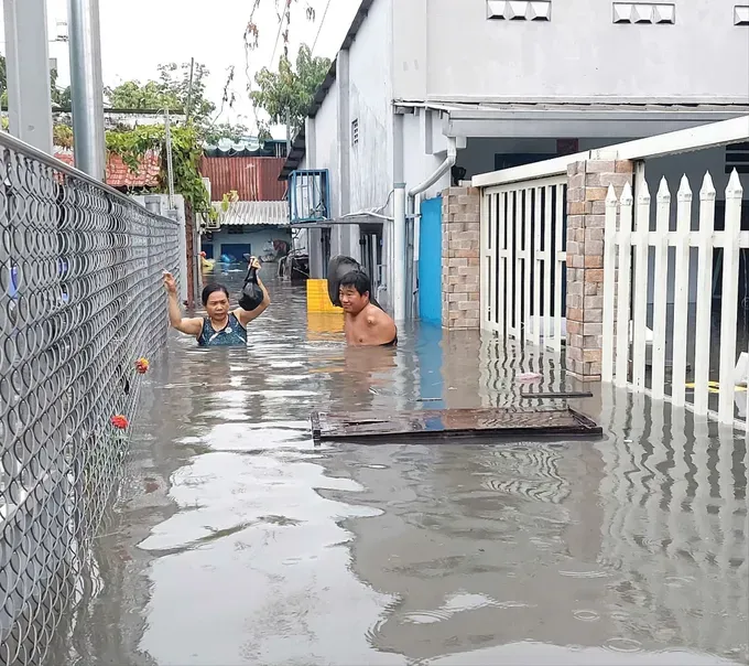 Flooding causes chaos in the lives of HCMC dwellers k5a-6268-5717.jpg
