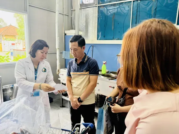 Visitors learn about the process of making oriental medicine at the Traditional Medicine Hospital of Ho Chi Minh City in Xuan Hoa Ward. khach-tim-hieu-3486-332.jpg