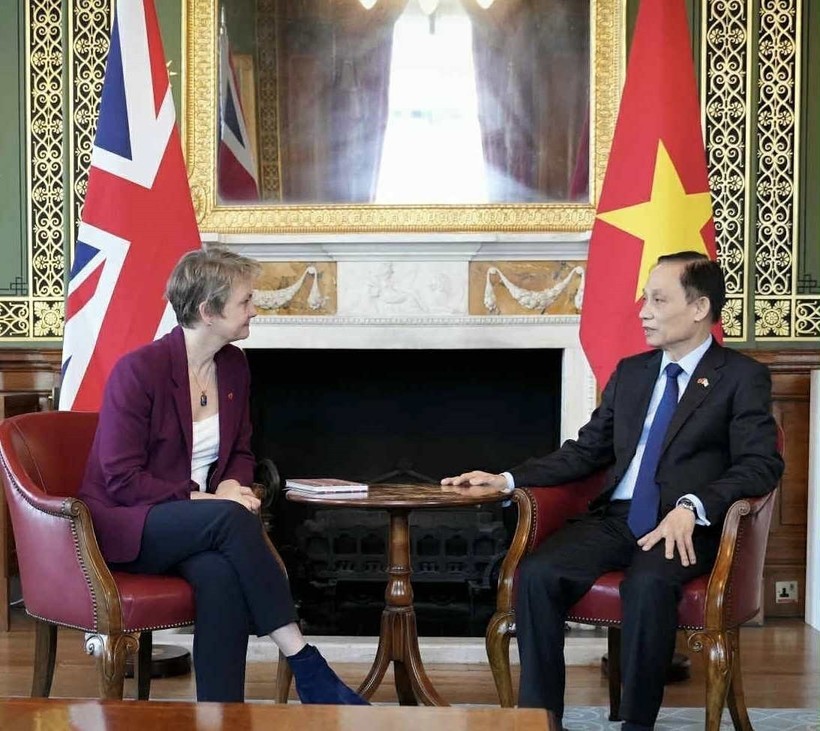 Vietnamese Minister of Foreign Affairs Le Hoai Trung (right) and British Secretary of State for Foreign, Commonwealth and Development Affairs Yvette Cooper at their meeting in London on October 30, 2025. (Photo published by VNA) foreign-minister-le-hoai-trung-and-british-le-hoai-trung-and-british-secretary-of-state-yvette-cooper.jpg
