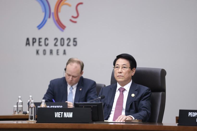 State President Luong Cuong attends the second plenary session of the 32nd APEC Economic Leaders’ Meeting in Gyeongju city, the Republic of Korea, on November 1, 2025. (Photo: VNA) president-luong-cuong-at-32nd-apec-economic-leaders-meeting-1.jpg