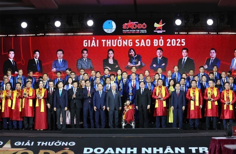 vna-potal-le-trao-giai-thuong-sao-do-doanh-nhan-tre-viet-nam-tieu-bieu-2025-8435367.jpg