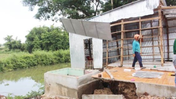   A 80m landslide swallowed six houses into Hau River in Phu Huu commune of An Giang province