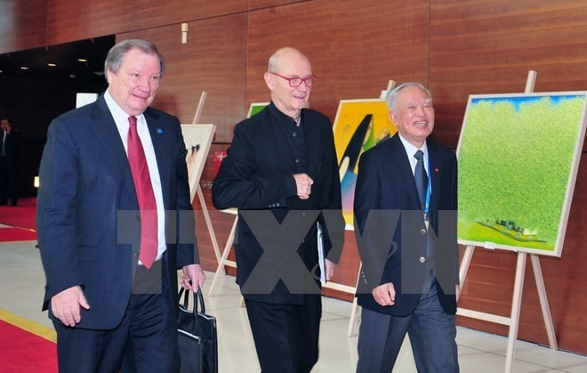 Former Deputy Prime Minister Vu Khoan (R) and other delegates prepare to take part in the Multi-Stakeholder Dialogue on APEC toward 2020 and Beyond (Photo: VNA)