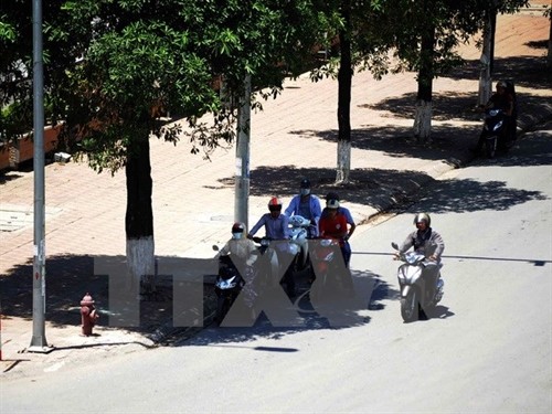Citizens travel outside under 35 degrees Celsius hot air