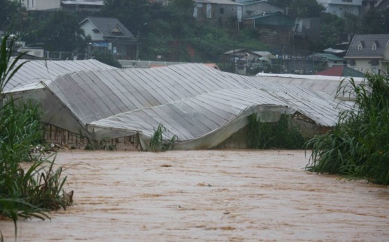 Heavy rain causes serious flooding. 