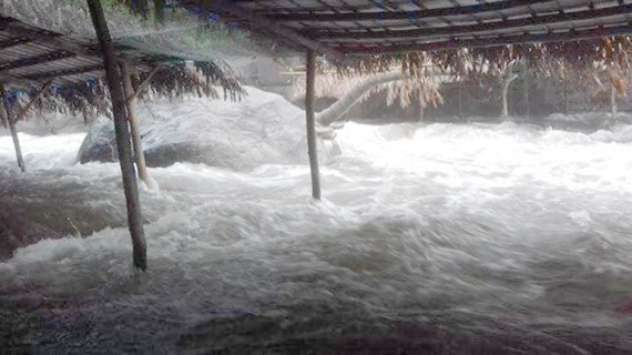 Flashflood accidentally happens in Suoi Voi (Elephant stream)