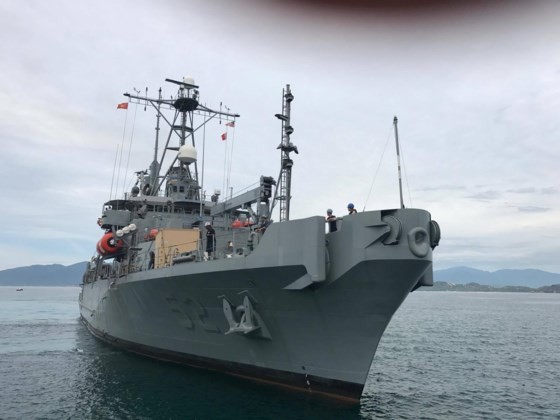 Safeguard-class salvage ship docks at Cam Ranh International Port 