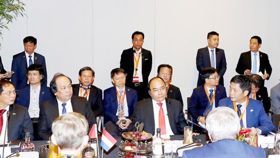 Vietnamese Prime Minister Nguyen Xuan Phuc joins a business roundtable in La Haye capital 