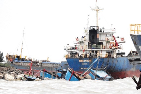 Fishing boat is sunk in the Hon La Port