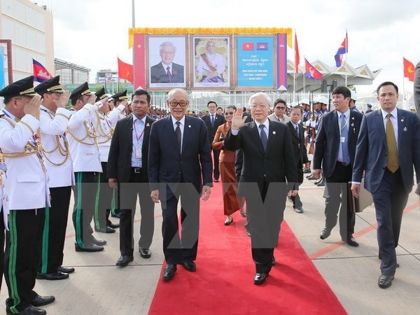 Vietnam's Party General Secretary Nguyen Phu Trong (R) at Pochentong Airport in Phnom Penh (Photo: VNA)