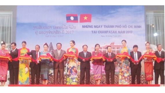  Leaders from Ho Chi Minh City and Champasak province cut a ribbon to open the Ho Chi Minh City Days in Champasak 2017. 