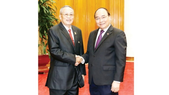 Vietnamese Prime Minister Nguyen Xuan Phuc (R) and Cambodian Senate First Vice President Nay Pena