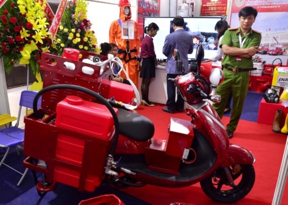 City kicks off exhibition on fire safety & rescue equipment ảnh 1 City kicks off exhibition on fire safety & rescue equipment ảnh 1