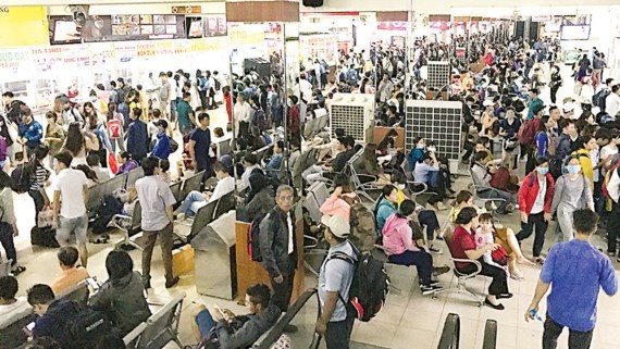  Thousands of people  flock to the Eastern Region Bus Station to come back their hometown.