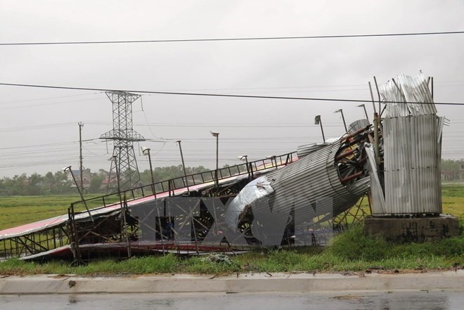 Doksuri, the 10th storm arising in the East Sea so far this year, caused five deaths and dozens of injuries in six hours in Vietnam yesterday.– VNA/VNS Photo