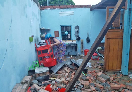 Strong wind destroys many houses