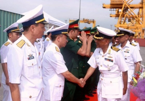 Officers and crew members of two Indian naval ships dock at Hai Phong Port