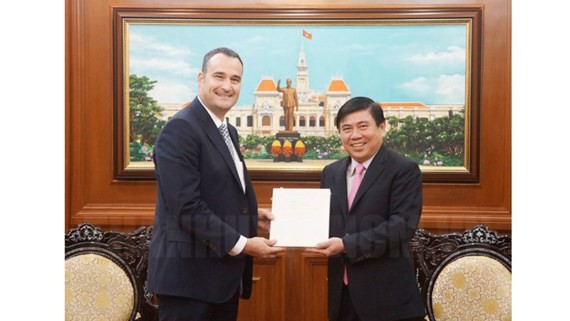 Ho Chi Minh City People’s Committee Chairman Nguyen Thanh Phong offers a souvenir to new Canadian Consul General in Ho Chi Minh City Kyle Nunas (Photo: HCMC Gov)
