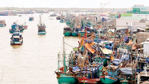 Vessels move on shore to avoid storm. 