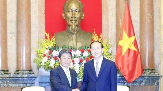 State President of Vietnam Tran Dai Quang (R) and Japanese Economy Minister Toshimitsu Motegi (Photo:VNA)