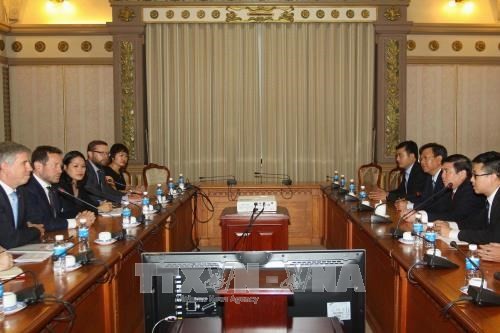 Meeting between Chairman of the Ho Chi Minh City People’s Committee Nguyen Thanh Phong and British Prime Minister's Trade Envoy Edward Vaizey (Photo:VNA)