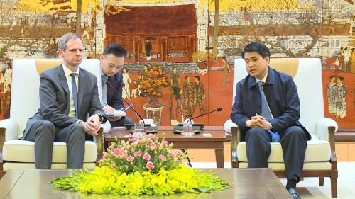Nguyen Duc Chung Chairman of the municipal People’s Committee (R) and Timo Prekop, member of the OAV Board (Source: VNA)