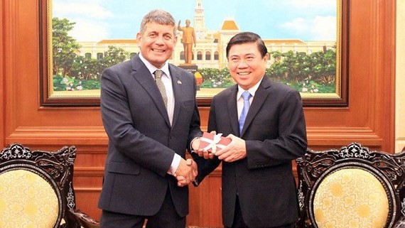 Chairman of the Ho Chi Minh City People’s Committee Nguyen Thanh Phong (R) and Minister of State for Food, Forestry and Horticulture of Ireland Andrew Doyle (Photo:VNA)