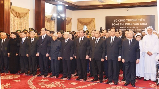 Former leaders and leaders of the Party Central Committee and the Government burn incenses and pay their last tribute to PM Phan Van Khai.