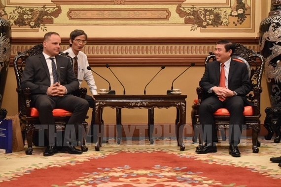 Chairman of the Ho Chi Minh City People’s Committee Nguyen Thanh Phong (R) and Governor of Bratislava region Juraj Droba