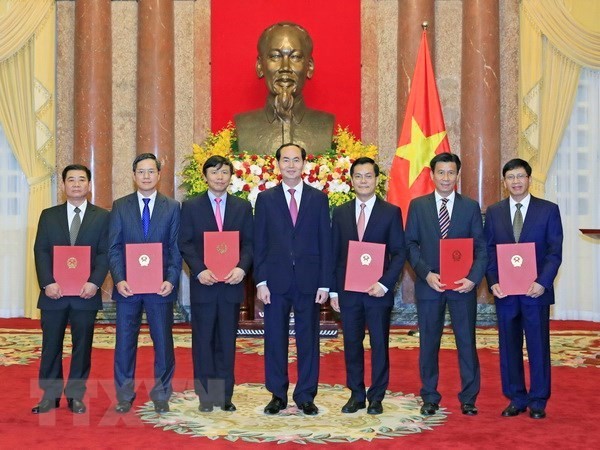 President Tran Dai Quang (middle) and the new ambassadors. (Source: VNA)