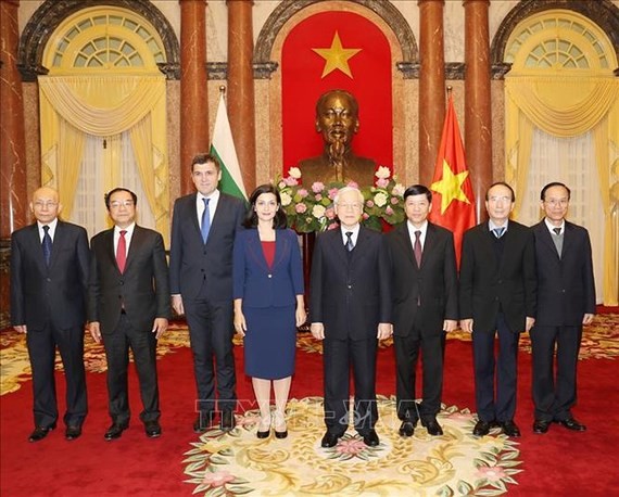 President of Vietnam Nguyen Phu Trong poses with the newly-appointed ambassadors (Photo:VNA)