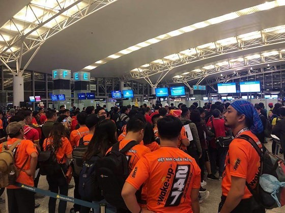 Vietnamese football fans fly to Dubai for Asian Cup quaterfinals ảnh 1