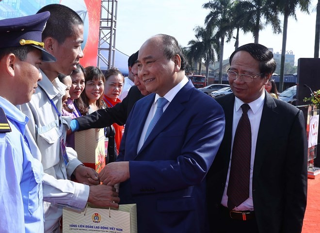 Prime Minister Nguyen Xuan Phuc presents gift packages to workers in Hai Phong port city (Photo: VNA)