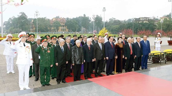 Party, State leaders offer incense to commemorate President Ho Chi Minh (Photo:VNA)